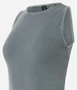 Vestido midi de rib de algodón color verde grisáceo, sin mangas, con cuello redondo, textura acanalada y recorte abierto en la espalda. Presenta un efecto marmolizado.