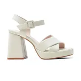 Sandalias de vestir Korium Nerea color blanco con plataforma y taco ancho. Tiras cruzadas en el empeine y pulsera con hebilla al tobillo.