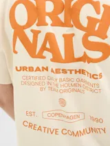 Camiseta color crema de algodón con cuello redondo y estampado en el frente y la espalda con la leyenda "Originals Urban Aesthetics Certified Daily Basic Garments Designed in the Holmen District by Team Originals Est. Copenhagen 1990 Creative Community".