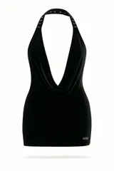 Vestido corto negro de terciopelo, con cuello caído, espalda descubierta y detalles plateados en el cuello halter con ojales metálicos.