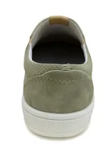 Zapato slip-on verde oscuro de gamuza con perforaciones, suela blanca y elástico lateral.