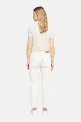 Pantalón jean de corte recto color blanco hueso, tiro medio y largo cropped.