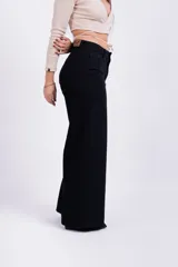 Pantalón negro de jean, corte wide leg.
