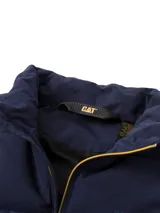 Chaleco puffer azul marino Caterpillar, modelo Arctic Zone Vest, con diseño acolchado horizontal, cierre frontal con cremallera y cuello alto.