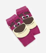 Medias de caña media color fucsia, con diseño estampado del personaje Lotso de Toy Story en la parte superior.