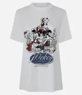 Remera blanca de manga corta y cuello redondo, con un estampado central que presenta a Mickey Mouse y sus amigos (Goofy, Minnie, Donald, Daisy, Pluto) en estilo deportivo, con el texto "Mickey & Friends" y la frase "Never Get Out Of Style".
