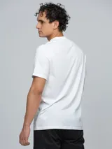 Remera Calvin Klein de manga corta y cuello redondo, color blanco, con gráfico frontal rectangular que incluye el monograma de la marca.