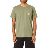 Remera de manga corta color verde militar, con cuello redondo y un bolsillo en el pecho que incluye un pequeño parche estampado con diseño de sol y paisaje.