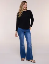 Buzo tejido liviano de calce holgado color celeste, con escote bote y mangas tipo dolman.