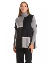 Polera tipo poncho de corte oversize, con cuello alto tejido y mangas largas con puños elásticos. Presenta un diseño geométrico de bloques de color en tonos beige, gris y tostado.