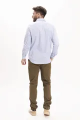 Camisa de manga larga con diseño de rayas verticales finas en color celeste y blanco, con cuello clásico y cierre frontal de botones.