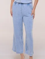 Pantalón crop de textura tramada tipo denim lavado, de calce limpio y caída fluida, con cintura elástica, bolsillos laterales y silueta ancha y recta.