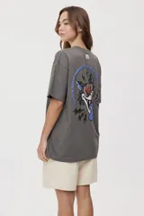 Remera de manga corta con calce oversized y cuello redondo, color gris oscuro, con pequeño gráfico de rayos naranjas en el frente.