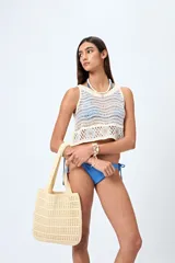 Bombacha de bikini azul vibrante con textura, corte clásico y lazos ajustables en los laterales.
