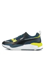 Championes deportivos Puma X-Ray en combinación de azul, gris y negro, con detalles en amarillo flúor y suela blanca y azul.