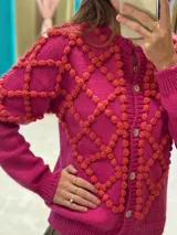 Cárdigan celeste de lana merino con diseño calado en color crudo y botones de nácar.