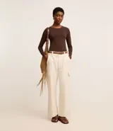 Blusa de algodón color negro, de corte ajustado, con cuello redondo y mangas largas.