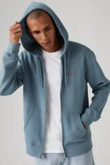 Canguro celeste con capucha y cierre frontal, bolsillos tipo canguro y logo de Levi's bordado en el pecho.