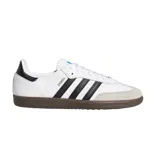Zapatillas Adidas Samba ADV, color blanco con las tres tiras laterales en negro, puntera en gamuza gris y suela de goma marrón.