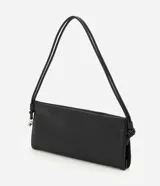 Bolso pequeño tipo bowling de estructura flexible y acabado liso. Cuenta con asa de hombro fija ajustable mediante nudos laterales y cierre magnético.