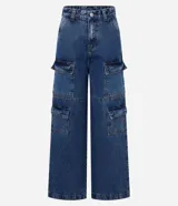 Pantalón estilo años 90 de tiro alto confeccionado en jean, con bolsillos cargo en los laterales y trabillas en la cintura.