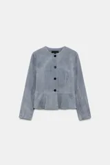 Chaqueta de cuero gamuzado color gris, con cuello redondo, manga larga, cierre frontal con botones oscuros y bajo con detalle peplum.