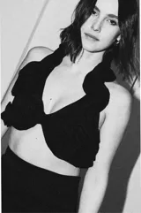 Top negro de tafeta con volados y tiras finas para atar en la espalda.