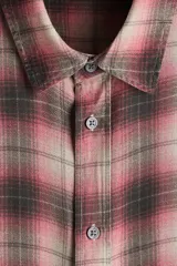 Camisa de viscosa suave con diseño a cuadros en tonos rojo y marrón, de manga larga con puños abotonados, cuello inglés y corte relajado.