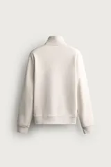 Sudadera regular fit de color marrón, con cuello alto y cierre frontal de cremallera corta, manga larga y puños y dobladillo en rib.