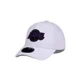 Gorra de béisbol blanca con el logo de Los Angeles Lakers bordado en el frente en color púrpura.