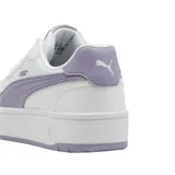 Championes Puma modelo Court Lally Skye, de diseño urbano con plataforma. Presenta una base blanca con detalles en color lila en la franja lateral, el talón, la lengüeta y la suela.