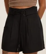 Short de tiro alto confeccionado en mezcla de viscosa y lino, con corte holgado. Presenta cintura elástica, trabillas y un cinturón incorporado con hebilla metálica doble. Incluye bolsillos laterales.