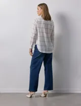 Camisa de gasa estampada, marca Tahari. Cuello a la base con solapa y apertura central con botones. Delantera con bolsillos aplicados. Manga larga con puño y botón.