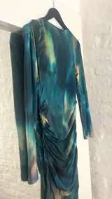 Vestido midi de lycra con estampado abstracto en tonos azul, verde y amarillo, de mangas largas y cuello redondo.
