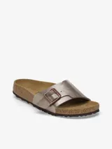 Sandalias Birkenstock Catalina color plateado, con hebilla metálica ajustable y plantilla anatómica de corcho y látex.
