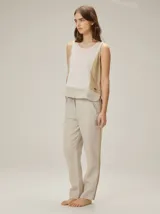 Top de lino sin mangas, con diseño color-block que combina paneles en beige al frente, negro en los laterales y marrón en la parte inferior.