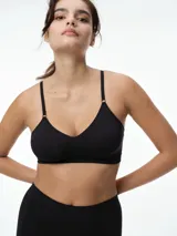 Top bralette seamless de microfibra, color blanco, con breteles finos ajustables y diseño sin relleno ni aros.