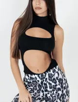 Body negro asimétrico con cuello alto y aberturas en el frente y laterales.