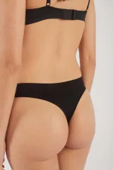 Bombacha tipo colaless de microfibra sin costuras, con tiro bajo y detalle de logo pequeño en el frente.