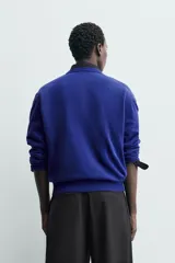 Jersey de punto regular fit color azul, confeccionado con mezcla de lana. Presenta cuello redondo, manga larga y acabados en rib en cuello, puños y dobladillo.
