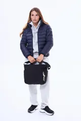 Campera puffer básica de nylon, con cierre frontal, cuello alto y capucha integrada.