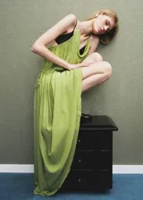 Vestido maxi largo de tejido plisado color verde lima, con cuello escotado, tirantes finos y cintura con fruncido elástico.