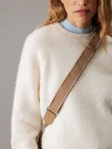 Cartera tipo saco color tostado de cuero sintético granulado, con correa de hombro ajustable de cuero sintético y correa bandolera ajustable de jacquard con logo.