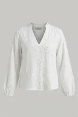 Blusa de manga larga color blanco con diseño de bordados florales en tono sobre tono, cuello en V con escote mao y puños elásticos fruncidos.