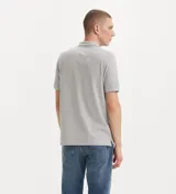 Chomba Levi's de corte regular, color gris melange, con mangas cortas, cuello camisero y botonadura frontal con tres botones. Cuenta con el logotipo Batwing bordado en miniatura sobre el pecho.