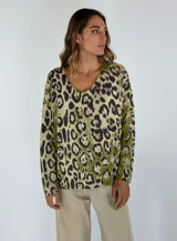 Blusa beige con estampado animal print de leopardo en tonos marrones y negros, con cuello en V y mangas largas.