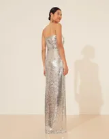 Vestido largo de fiesta color gris plateado, con lentejuelas y corte ajustado.