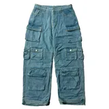 Pantalón tipo cargo de jean en color azul medio, con corte baggy fit y tiro bajo. Presenta múltiples bolsillos laterales con solapa y cierre de botón, además de un diseño holgado con frunces en la parte inferior de las piernas.