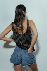 Musculosa negra con lurex, escote redondo y espalda baja.