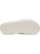 Chancletas Under Armour UA Ignite Pro 8 SL de color beige, con correa ajustable con acabado mate y forro de espuma suave. Cuenta con plantilla de espuma viscoelástica, laterales elevados para mayor estabilidad y suela de EVA con dibujo ranurado.